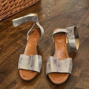 Vince Camuto silver metallic & cork heels ankle strap dressy gown sandals 8.5/39